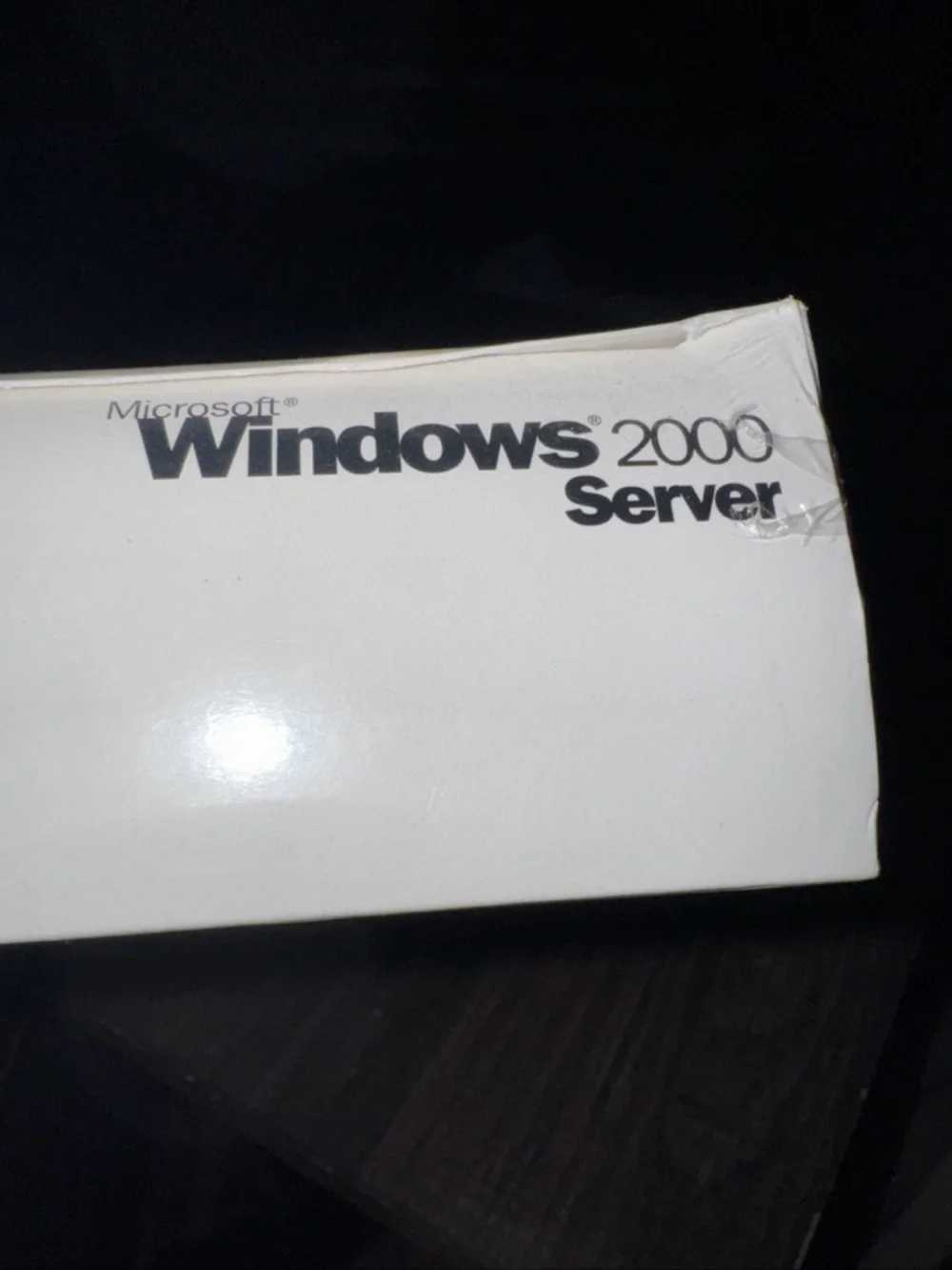 Microsoft Windows 2000 Server Retail Box - includes 10 client access Licenses